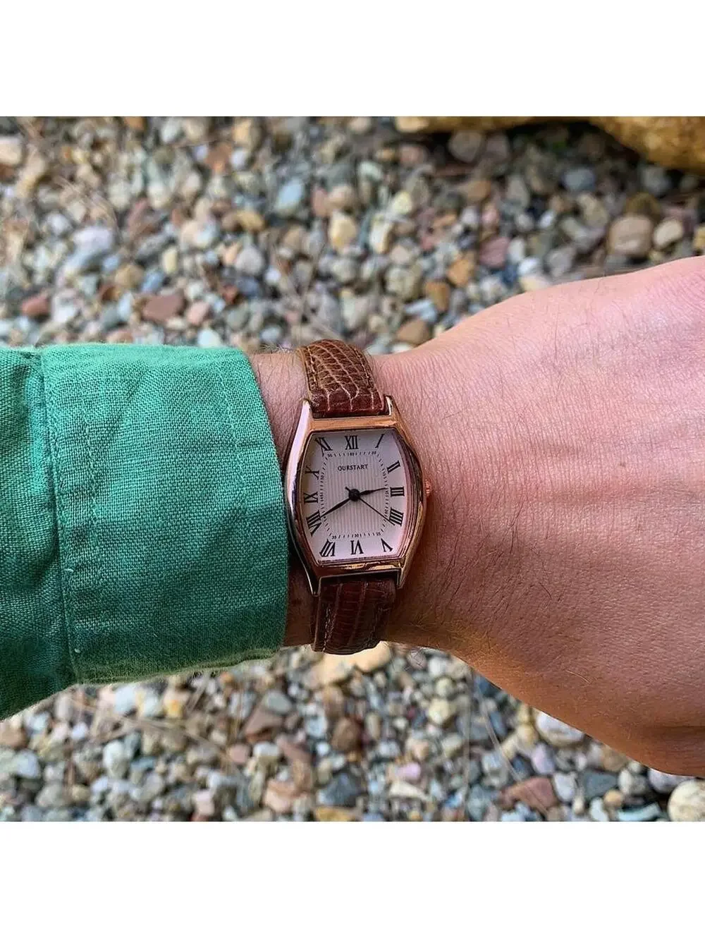 Minimalistic essential vintage style gold and leather style band watch. 9